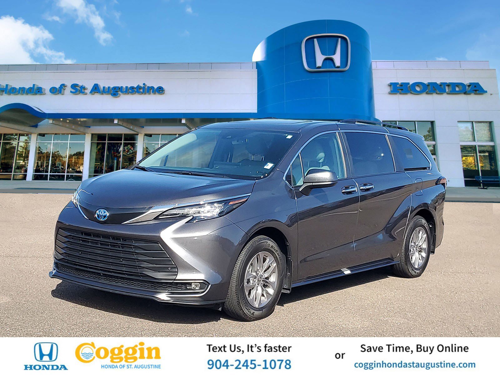 Used 2025 Toyota Sienna XLE image 1