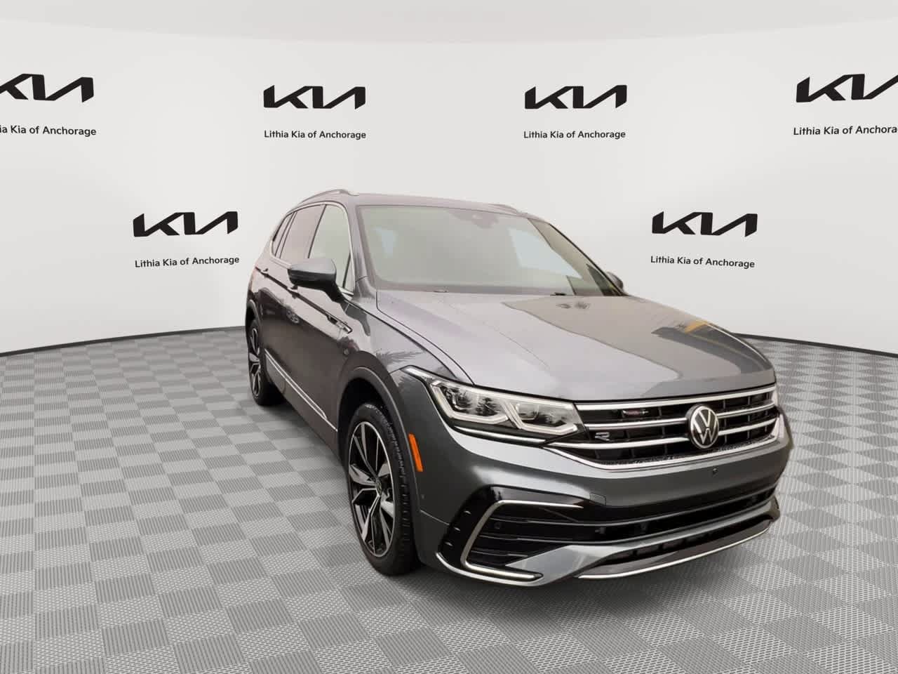 Used 2022 Volkswagen Tiguan SEL R-Line AWD/4WD image 3