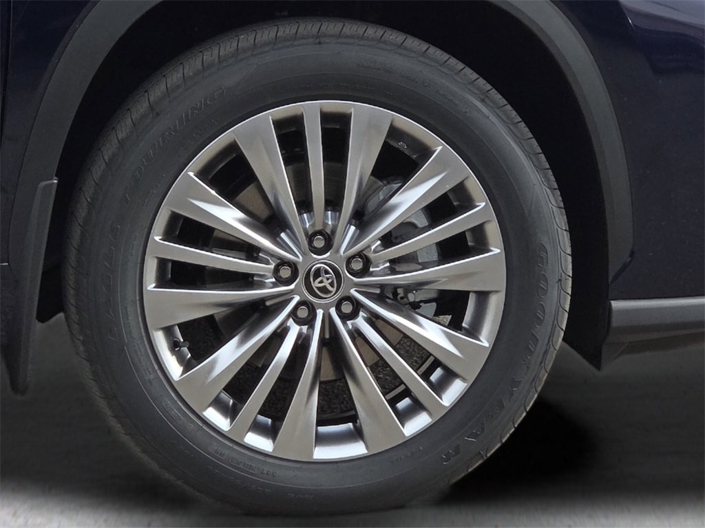 New 2026 Toyota Highlander Platinum image 11