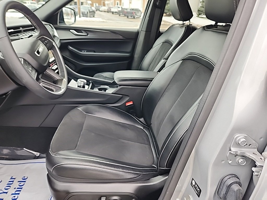 Certified 2024 Jeep Grand Cherokee Altitude image 2