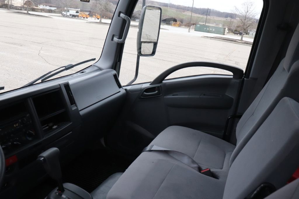 Used 2020 Isuzu NPR image 12