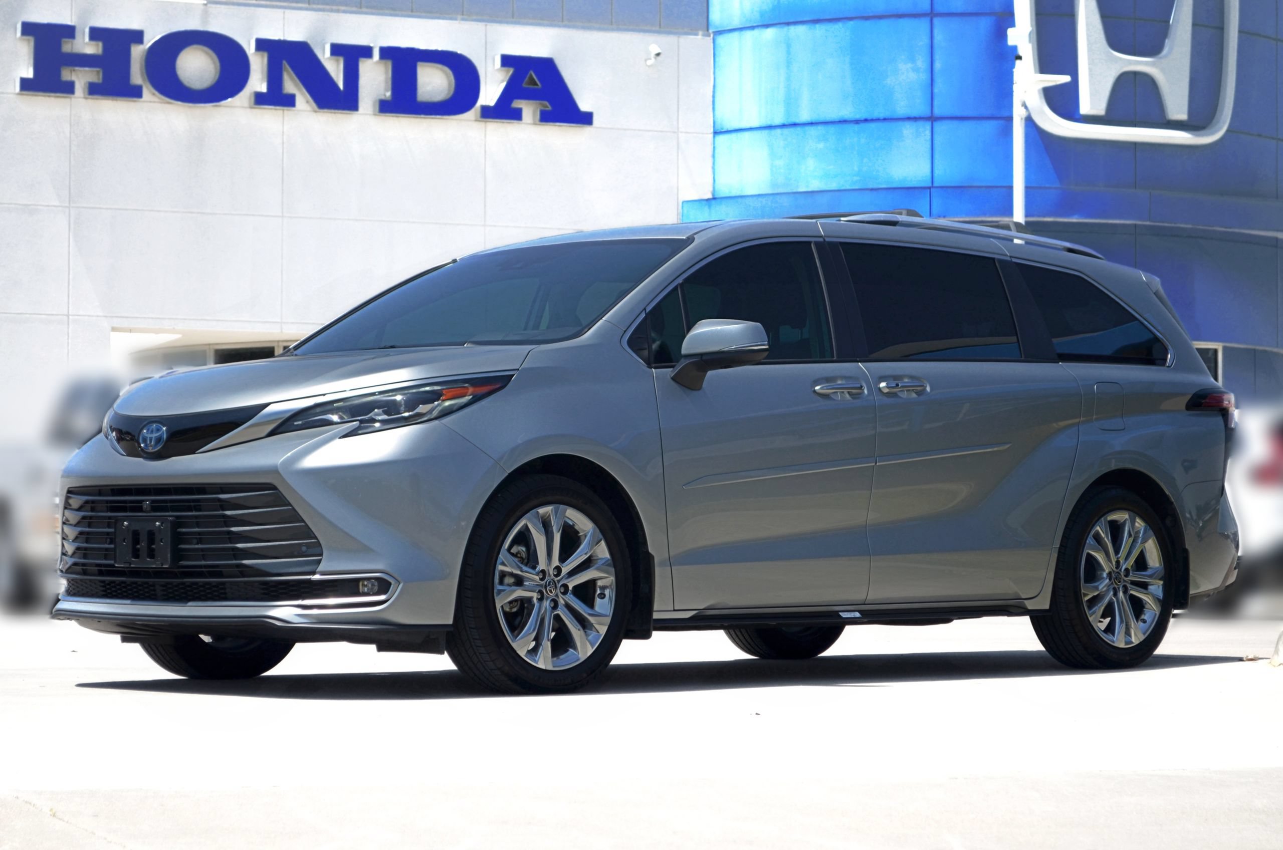 Used 2024 Toyota Sienna Platinum FWD image 1