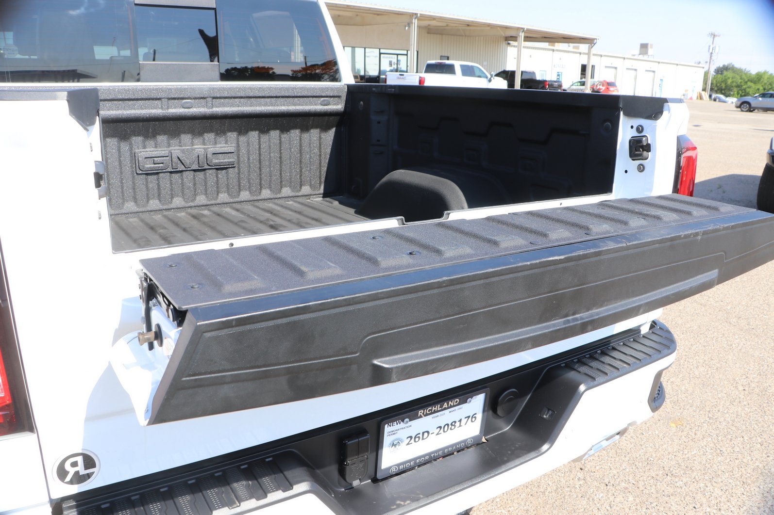 Used 2025 GMC Sierra 1500 AT4 w/ AT4 Premium Package AWD/4WD image 28