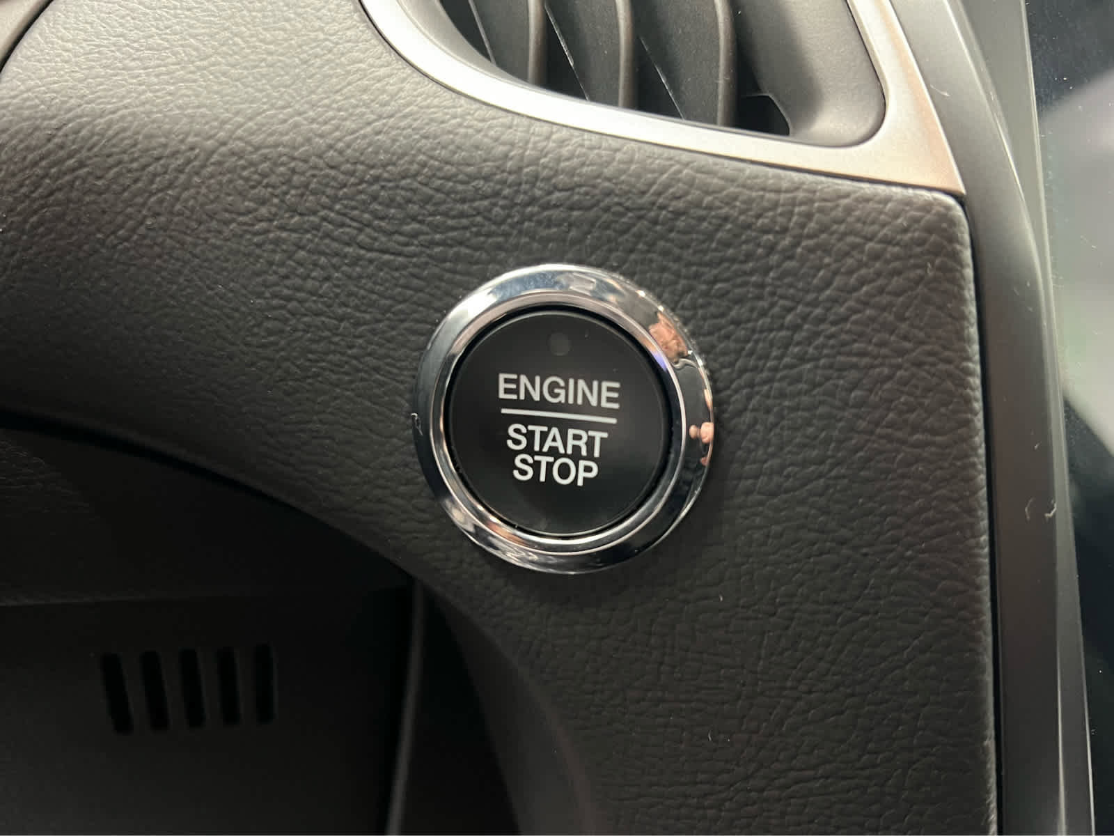 Used 2024 Ford Edge SE w/ Black Appearance Package image 22