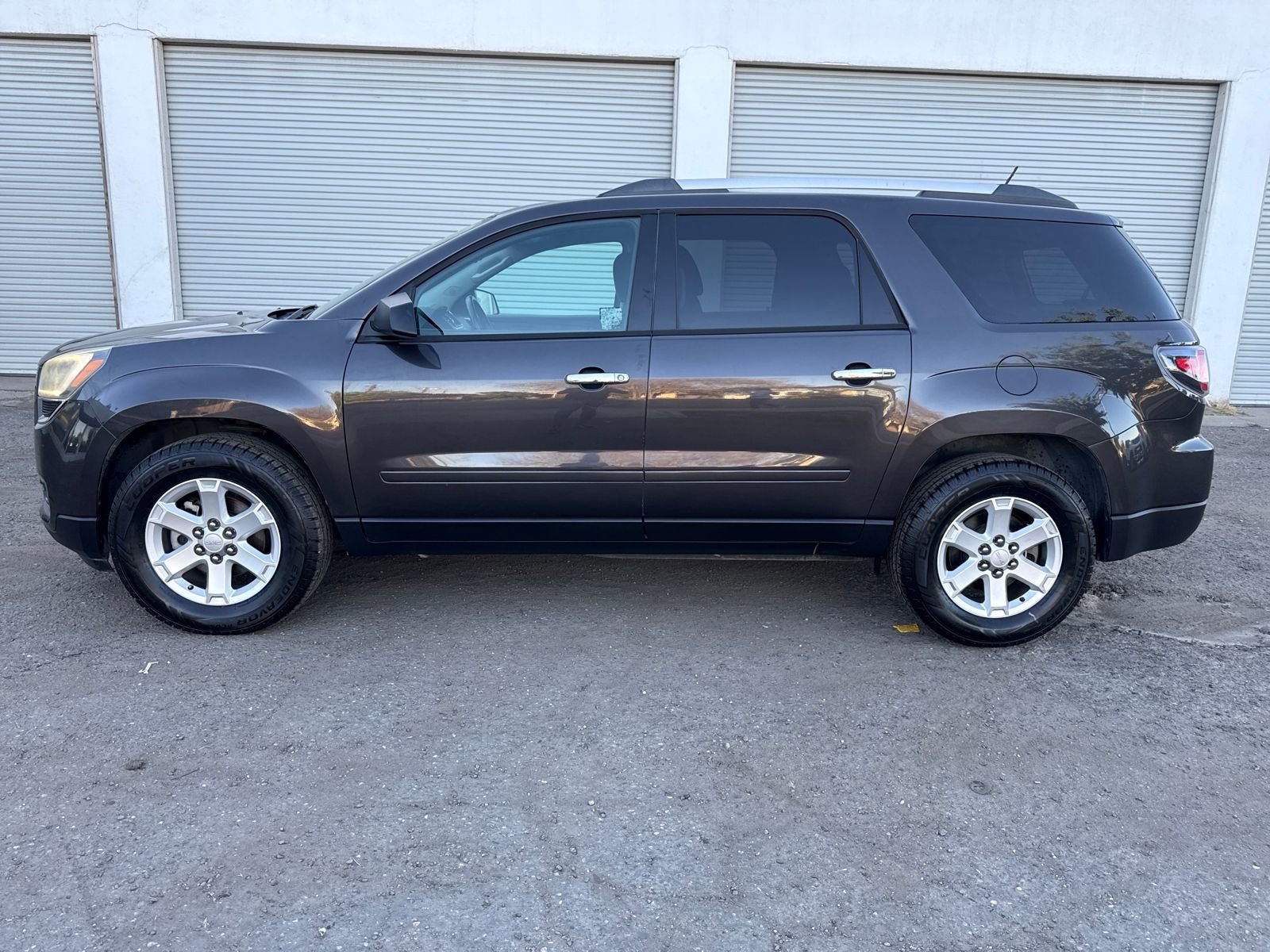 Used 2015 GMC Acadia SLE image 2
