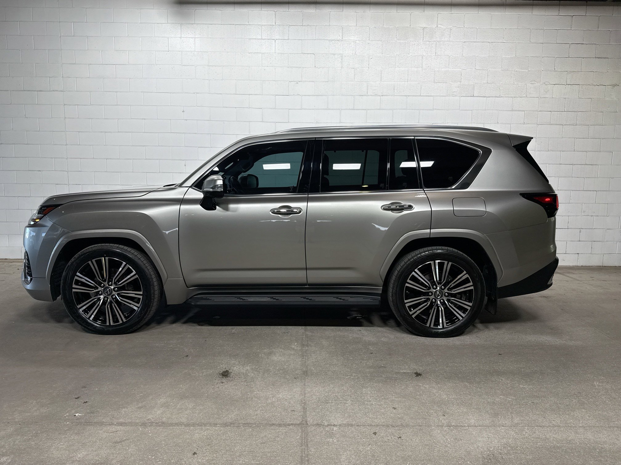 Used 2022 Lexus LX 600 4WD w/ Accessory Package (Z1) image 2