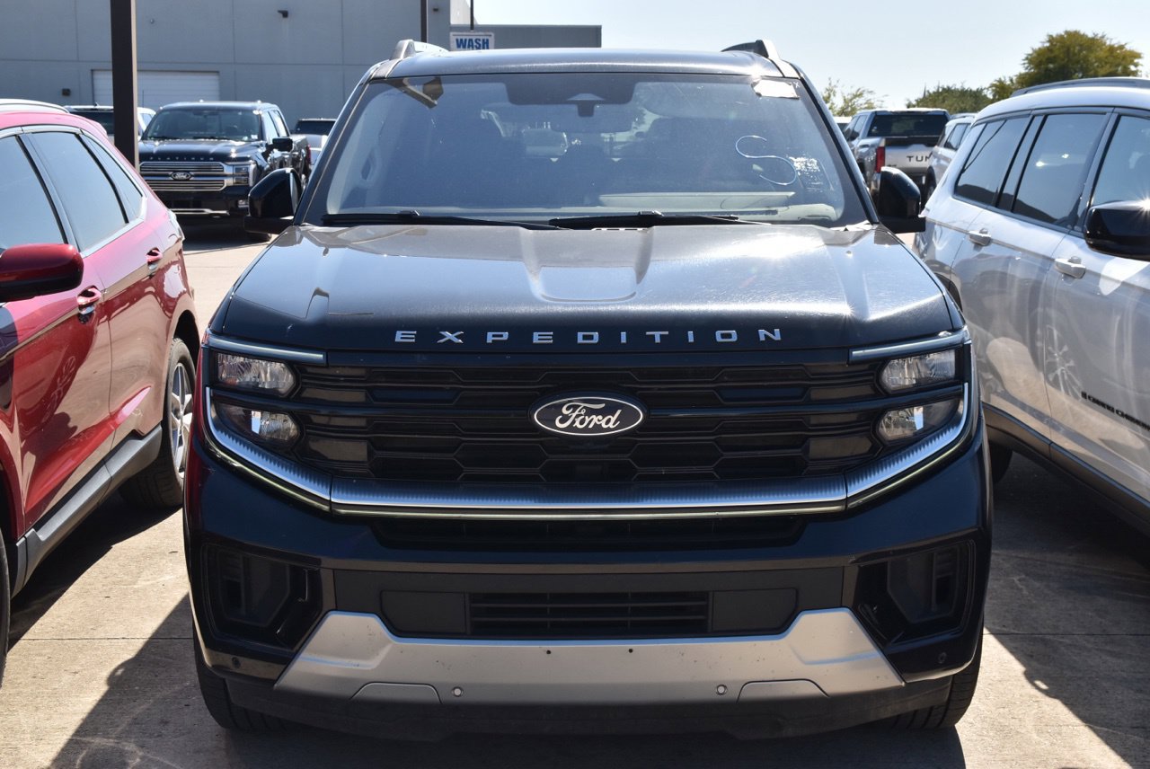 Used 2025 Ford Expedition Max Platinum AWD/4WD image 3