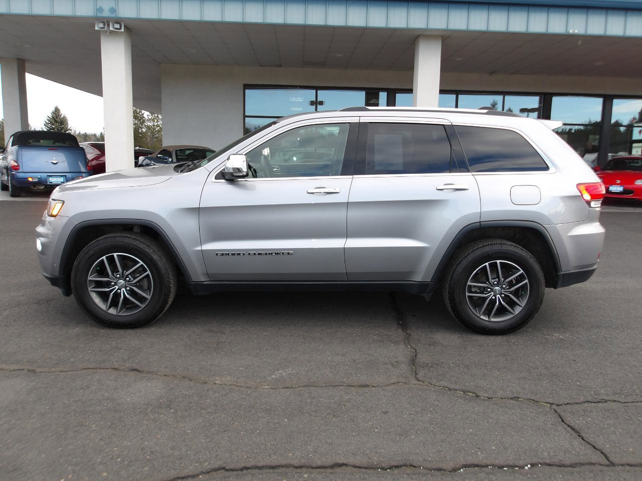 Used 2017 Jeep Grand Cherokee Limited w/ Luxury Group II image 2