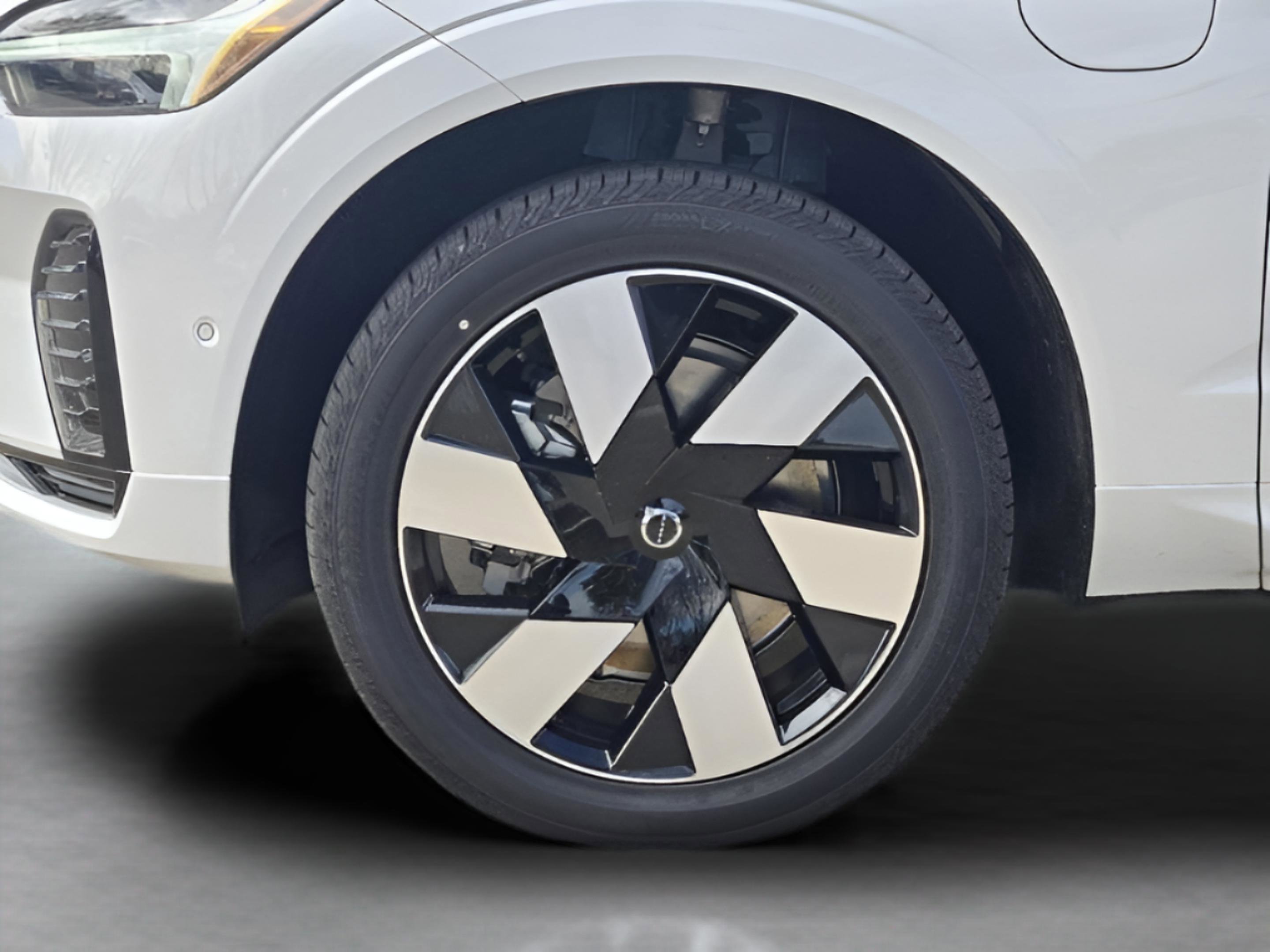 Used 2025 Volvo XC60 T8 Plus w/ Protection Package Premier image 38