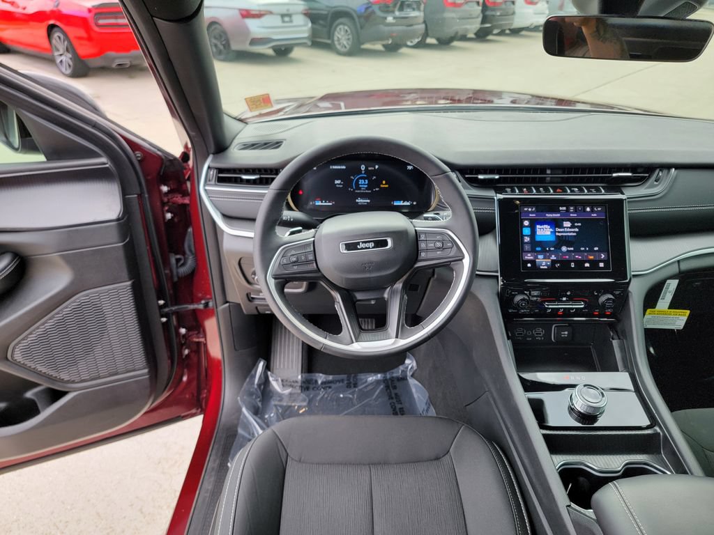 Used 2025 Jeep Grand Cherokee Laredo X w/ Luxury Tech Group I AWD/4WD image 18
