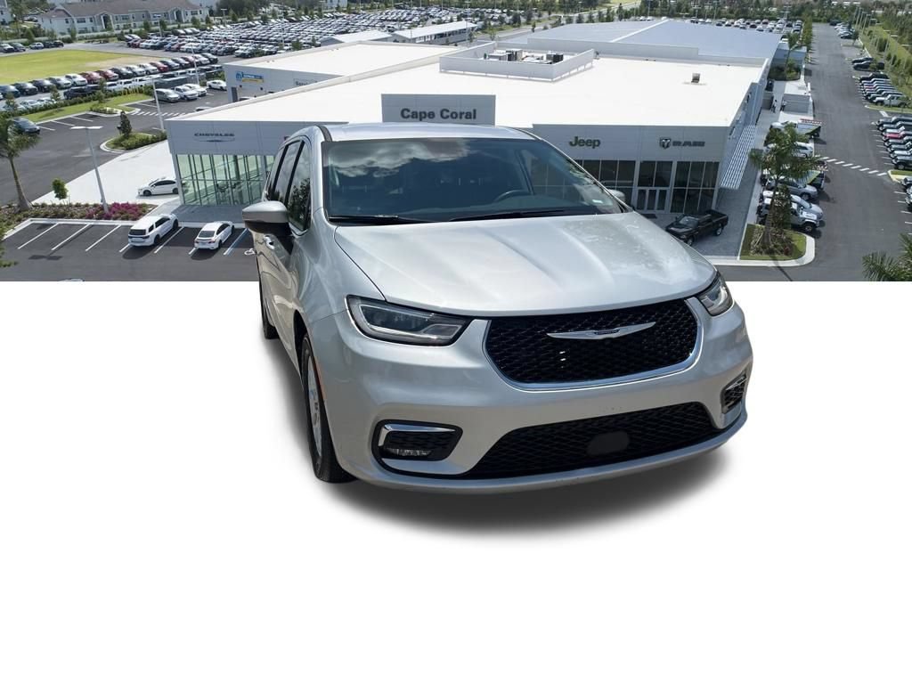 Used 2023 Chrysler Pacifica Touring-L FWD image 5
