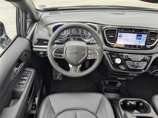 Used 2025 Chrysler Pacifica Select image 15