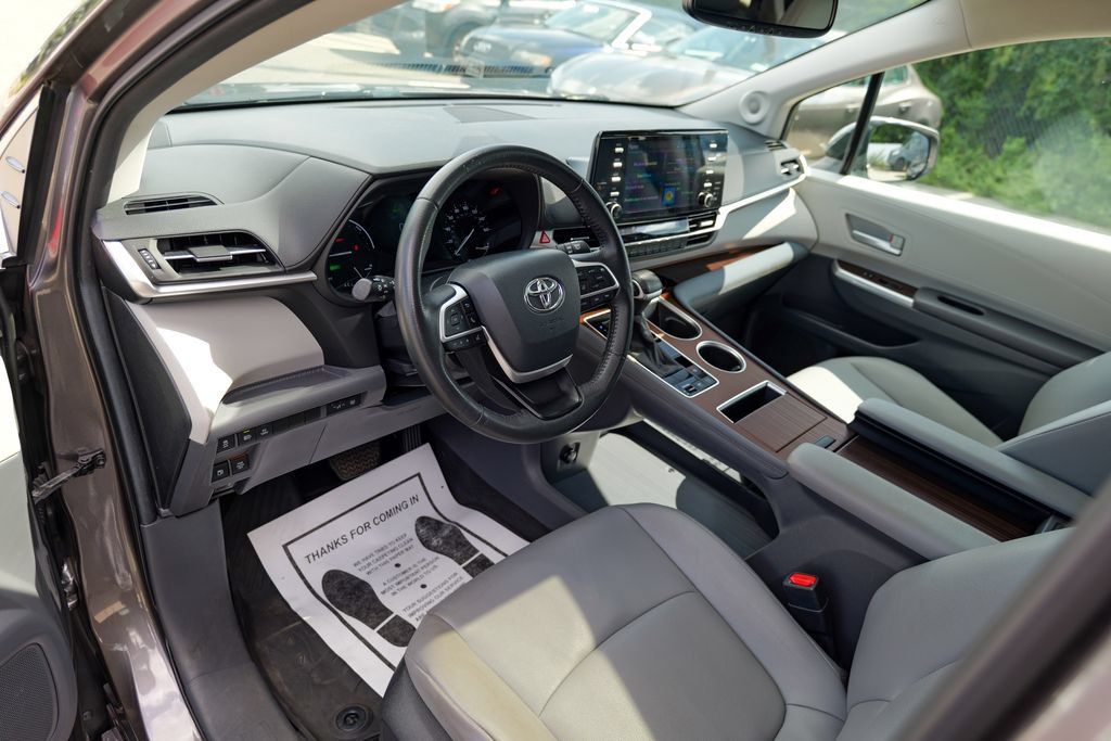 Used 2024 Toyota Sienna XLE w/ XLE Plus Package FWD image 18