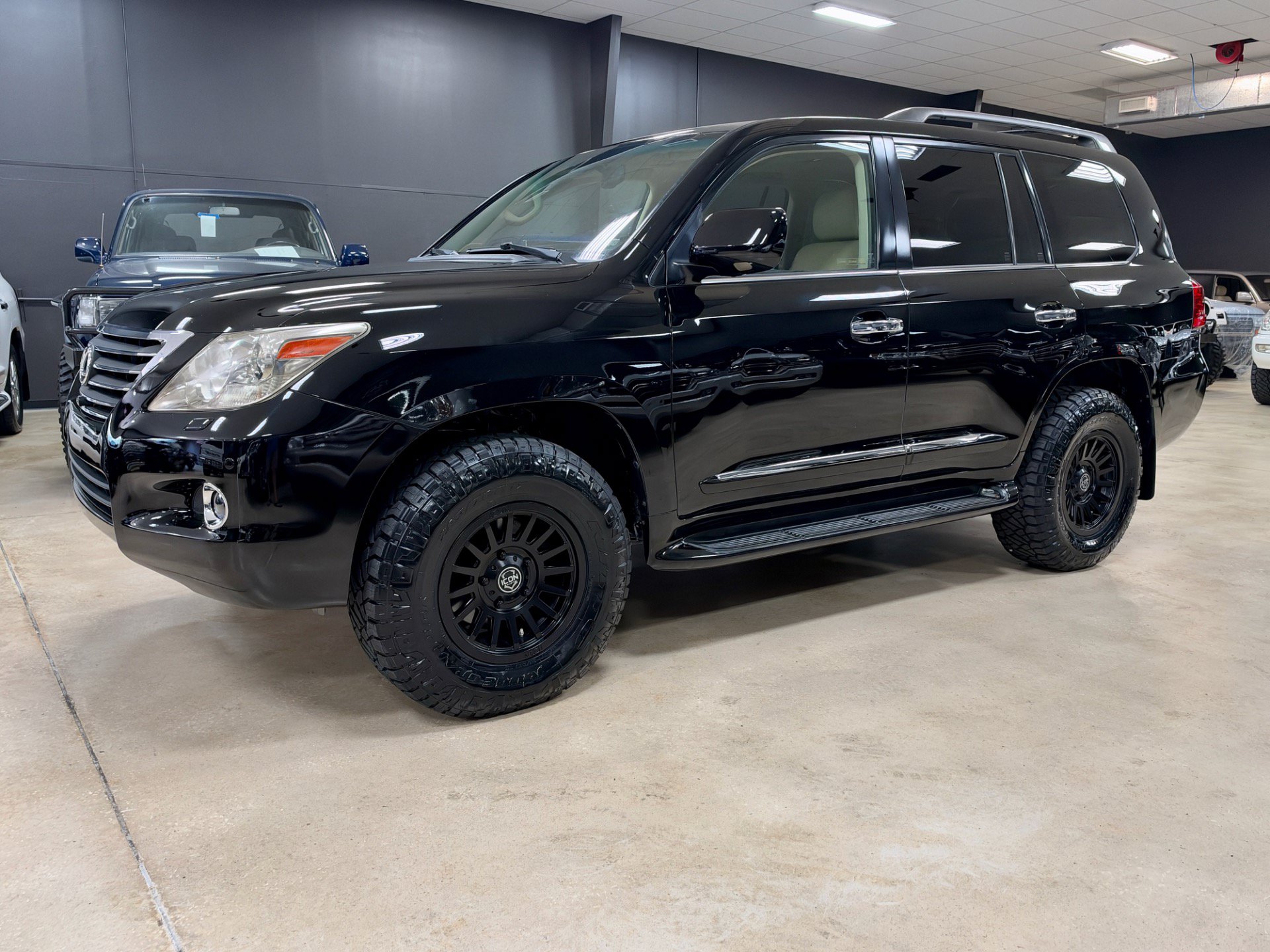 Used 2009 Lexus LX 570 4WD w/ Preferred Accessory Pkg image 6