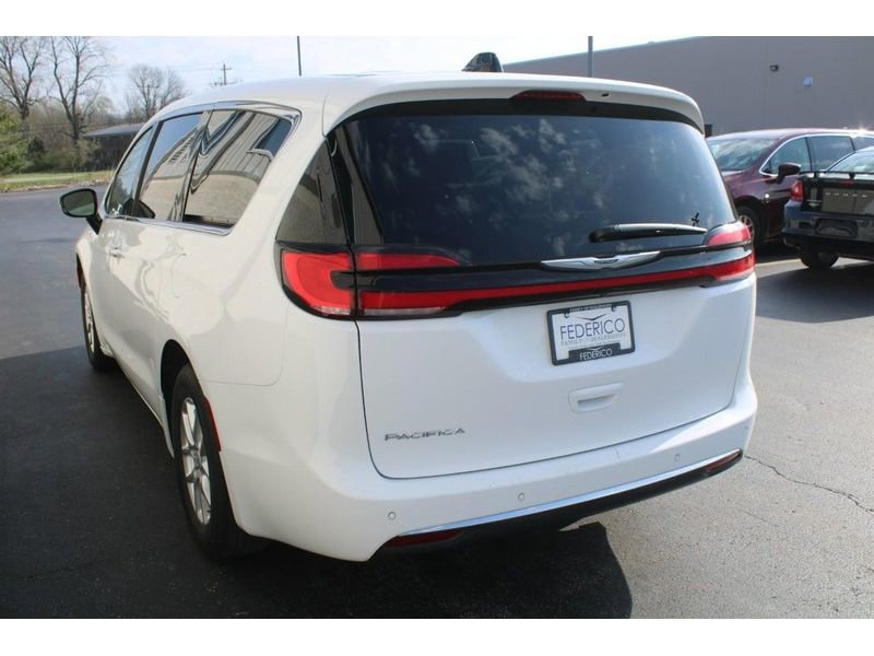 Used 2025 Chrysler Pacifica Select FWD image 6