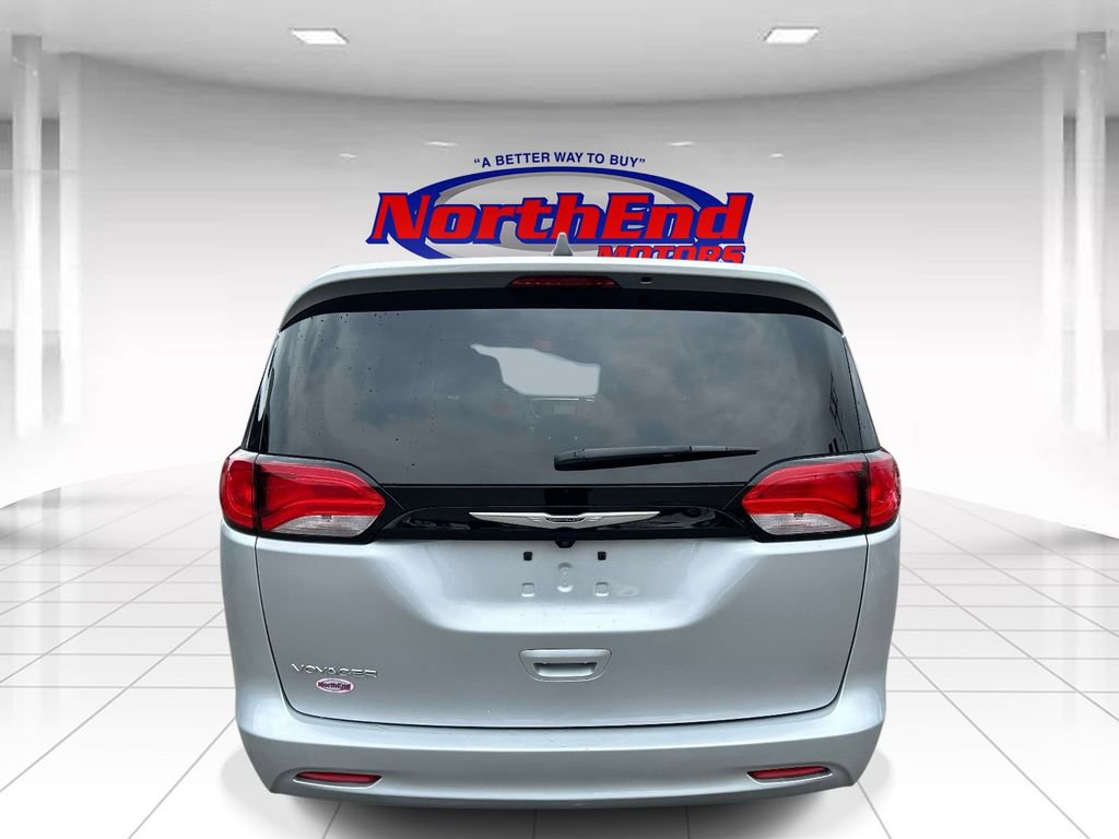 Used 2023 Chrysler Voyager LX FWD image 4