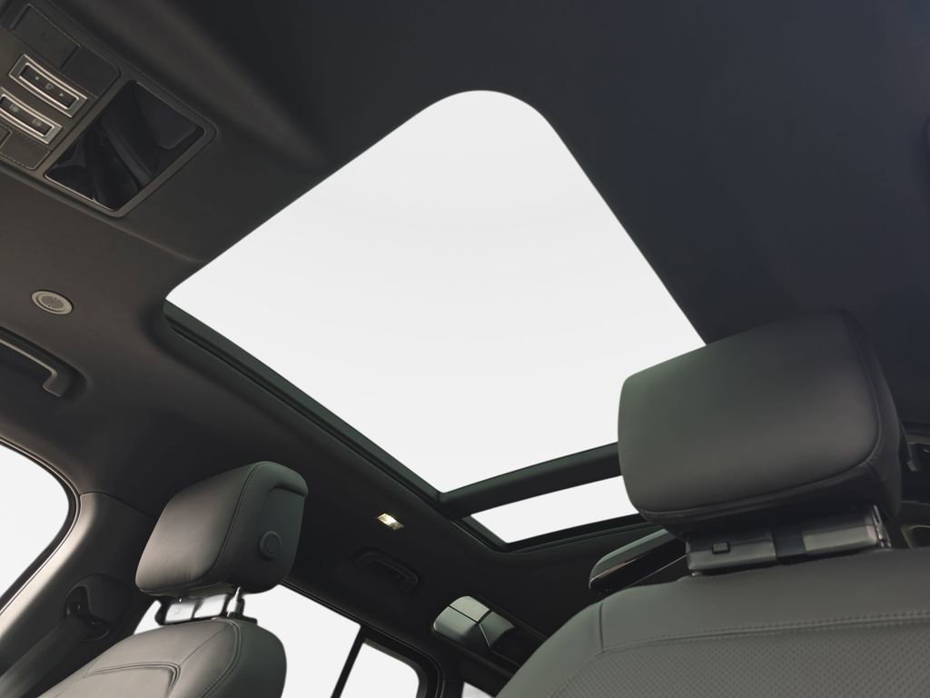 New 2026 Land Rover Defender 110 X-Dynamic SE image 30