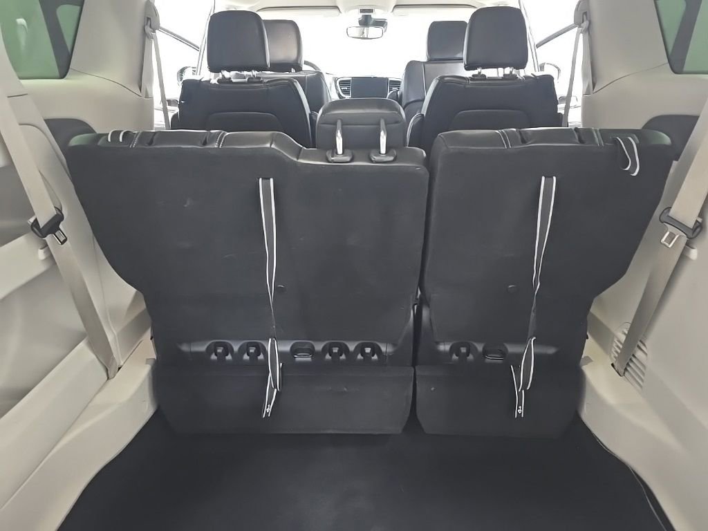Used 2024 Chrysler Pacifica Touring-L image 30
