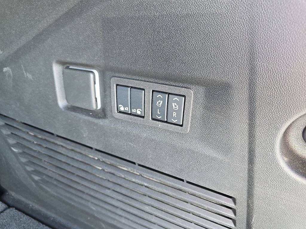 Used 2024 GMC Yukon AT4 w/ Technology Package AWD/4WD image 9
