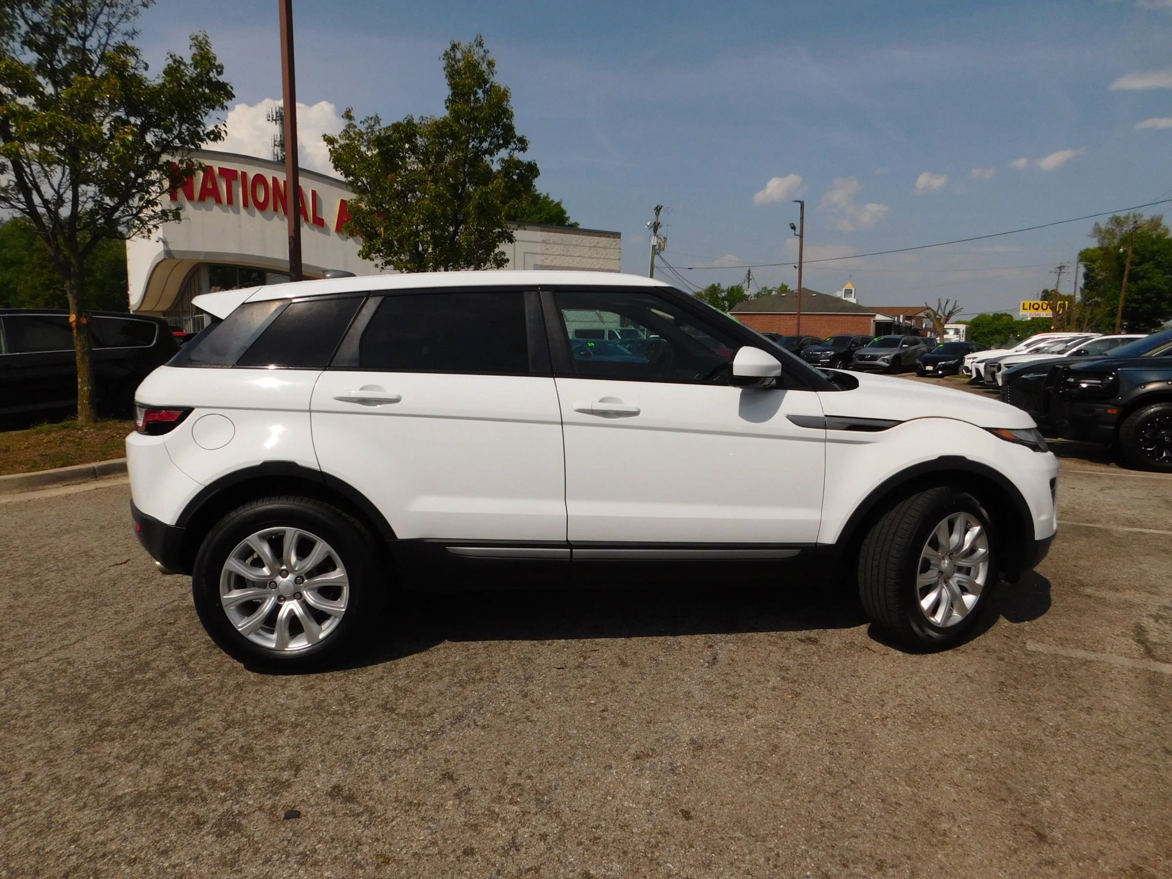 Used 2018 Land Rover Range Rover Evoque SE AWD/4WD image 3