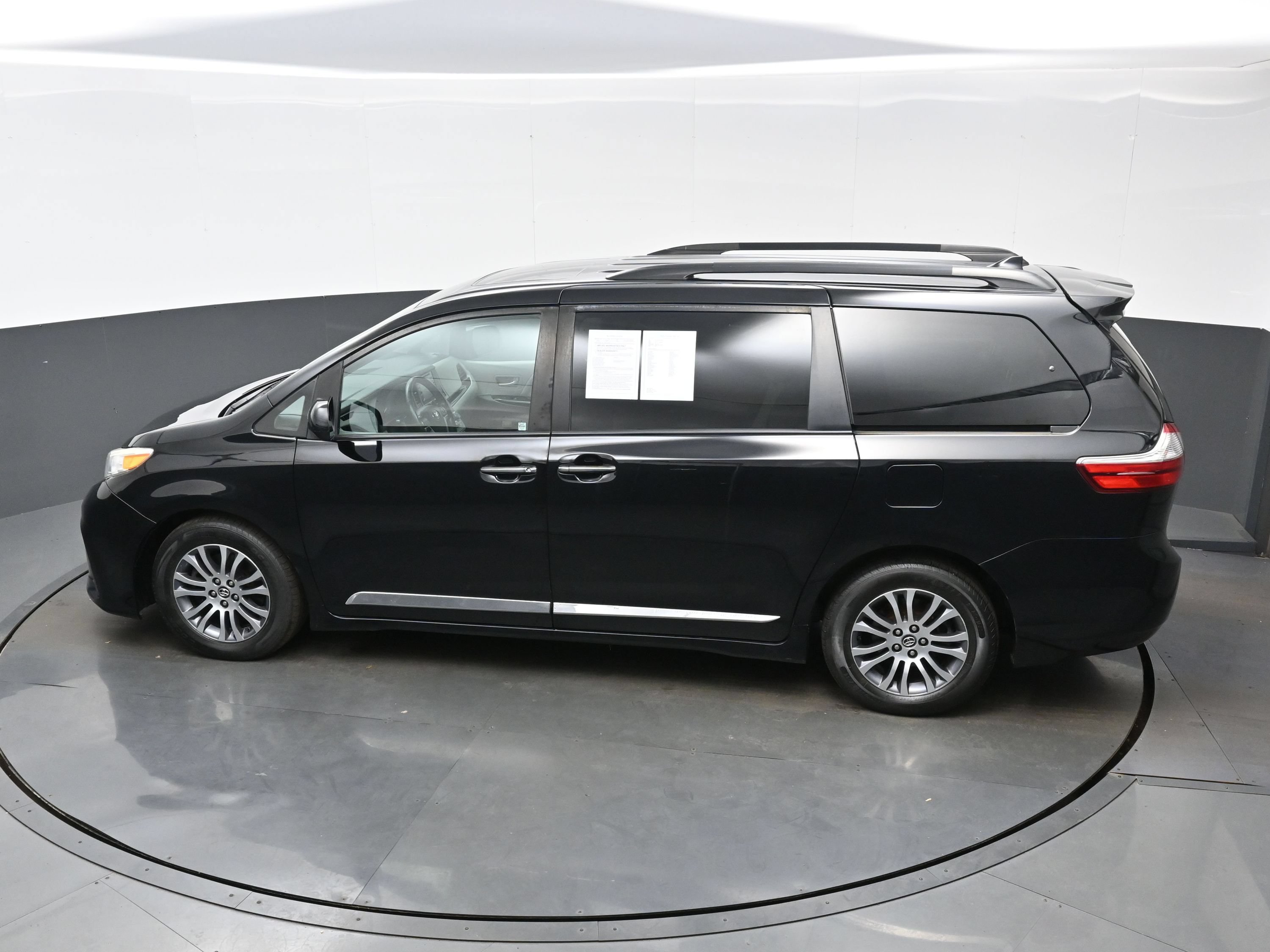 Used 2020 Toyota Sienna XLE FWD image 36