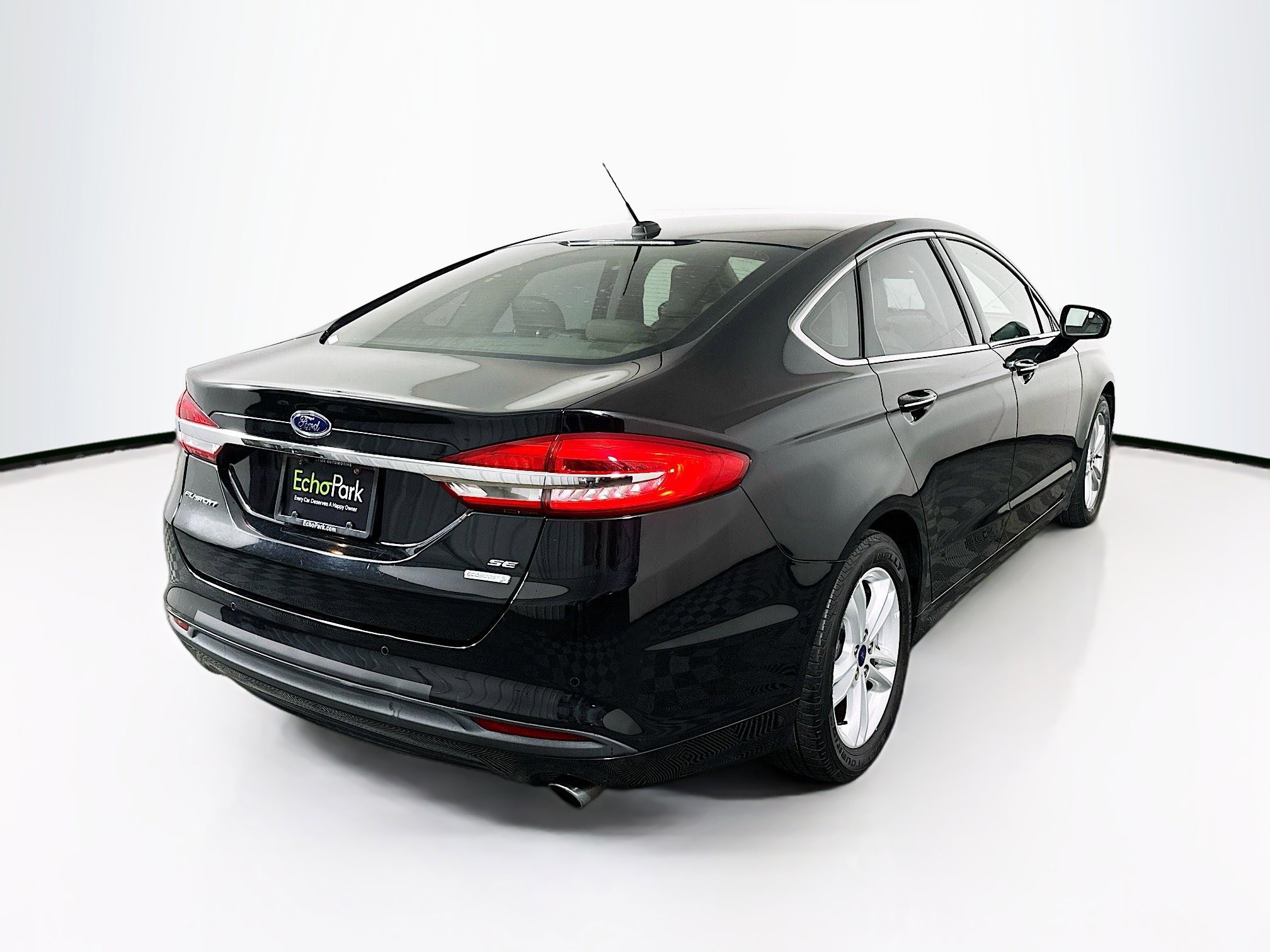 Used 2018 Ford Fusion SE w/ Fusion SE Technology Package FWD image 9