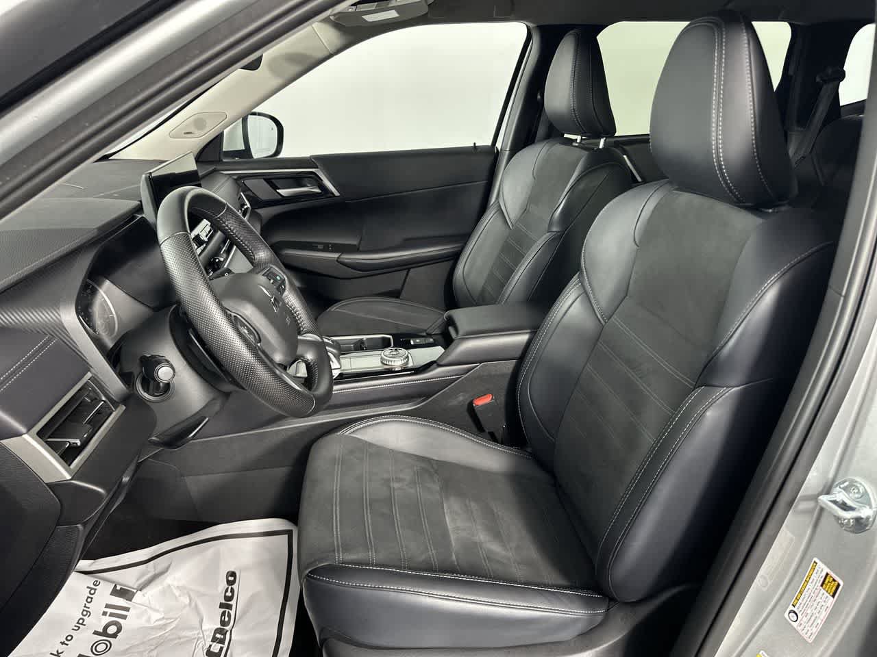 Used 2025 Mitsubishi Outlander SE FWD image 13