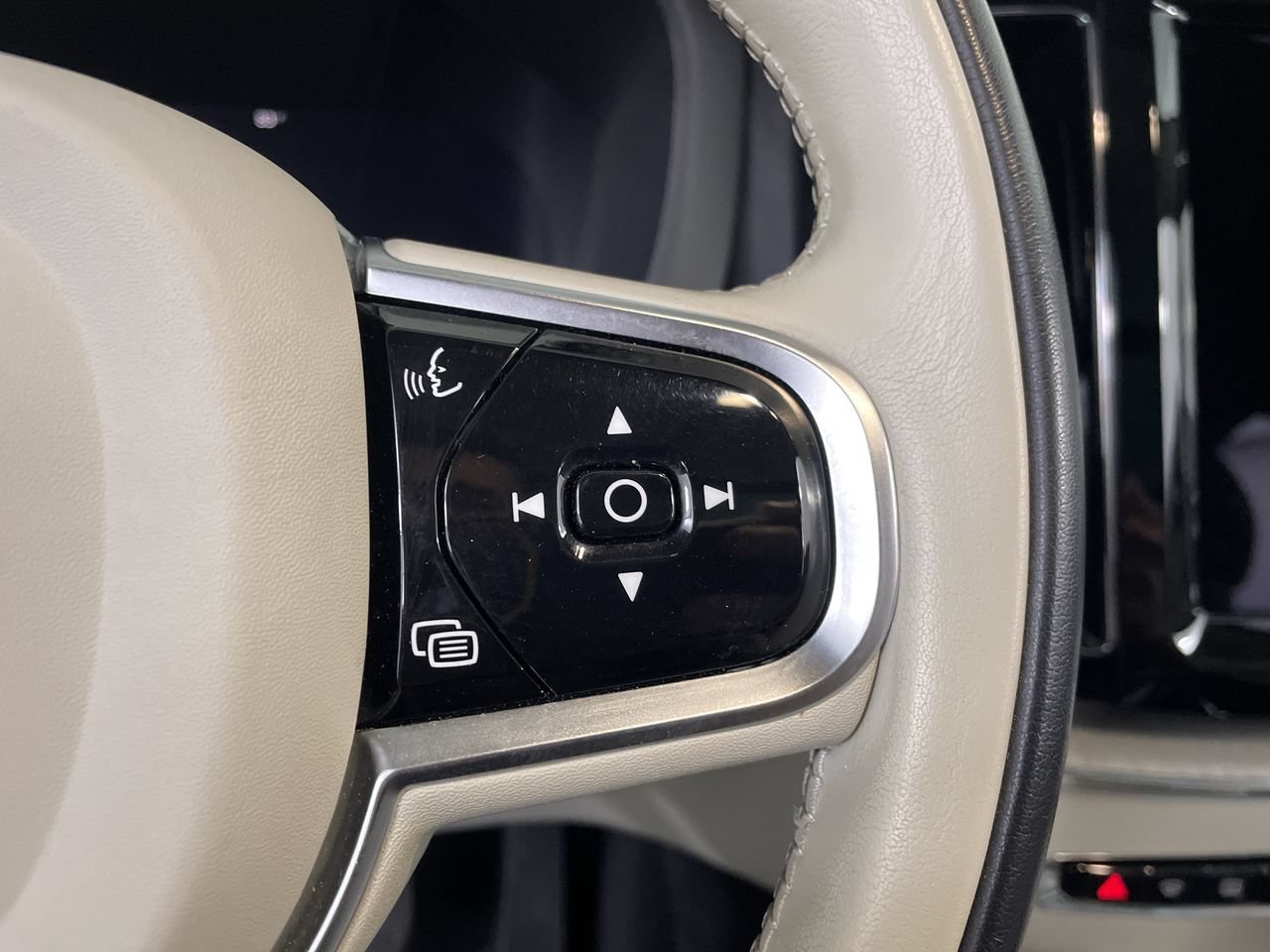 Used 2023 Volvo XC60 B5 Plus AWD/4WD image 28