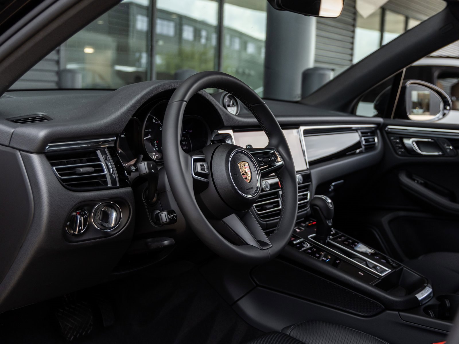 Used 2025 Porsche Macan image 4