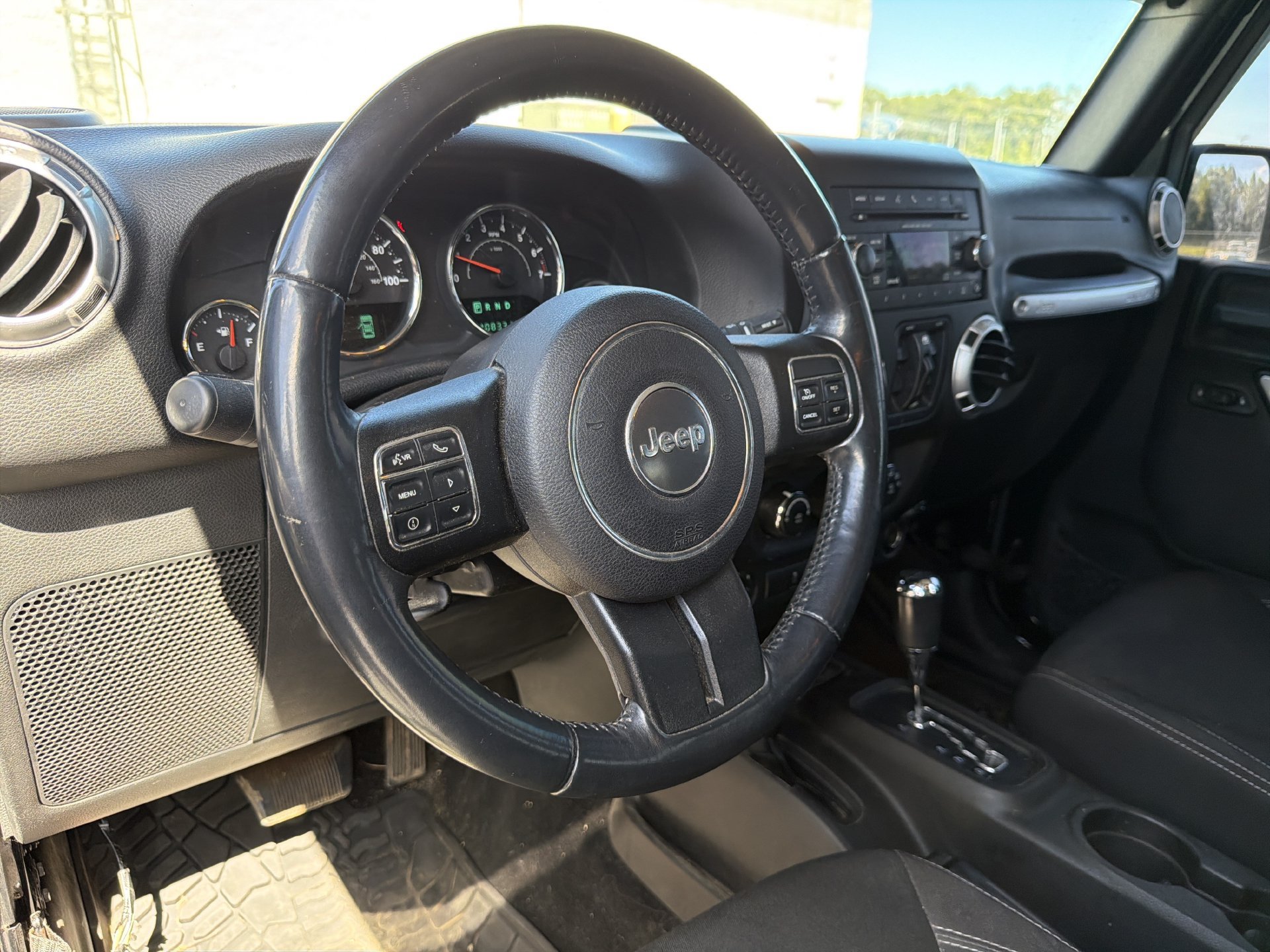 Used 2015 Jeep Wrangler Unlimited Sahara w/ Connectivity Group AWD/4WD image 2