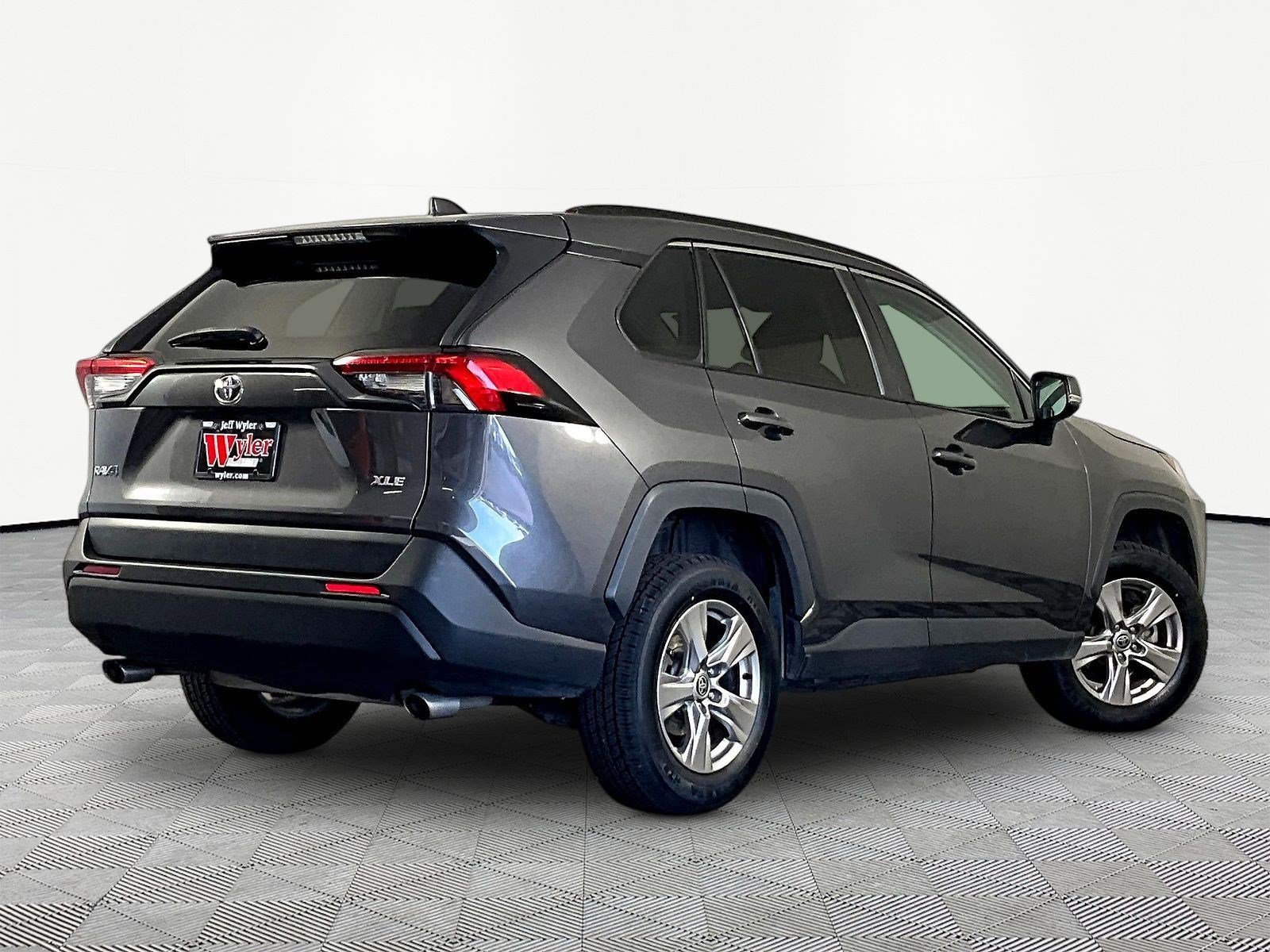 Used 2022 Toyota RAV4 XLE FWD image 6