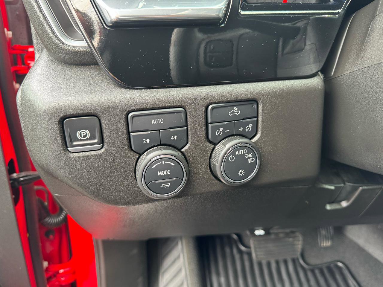 Used 2025 Chevrolet Silverado 1500 LT AWD/4WD image 22