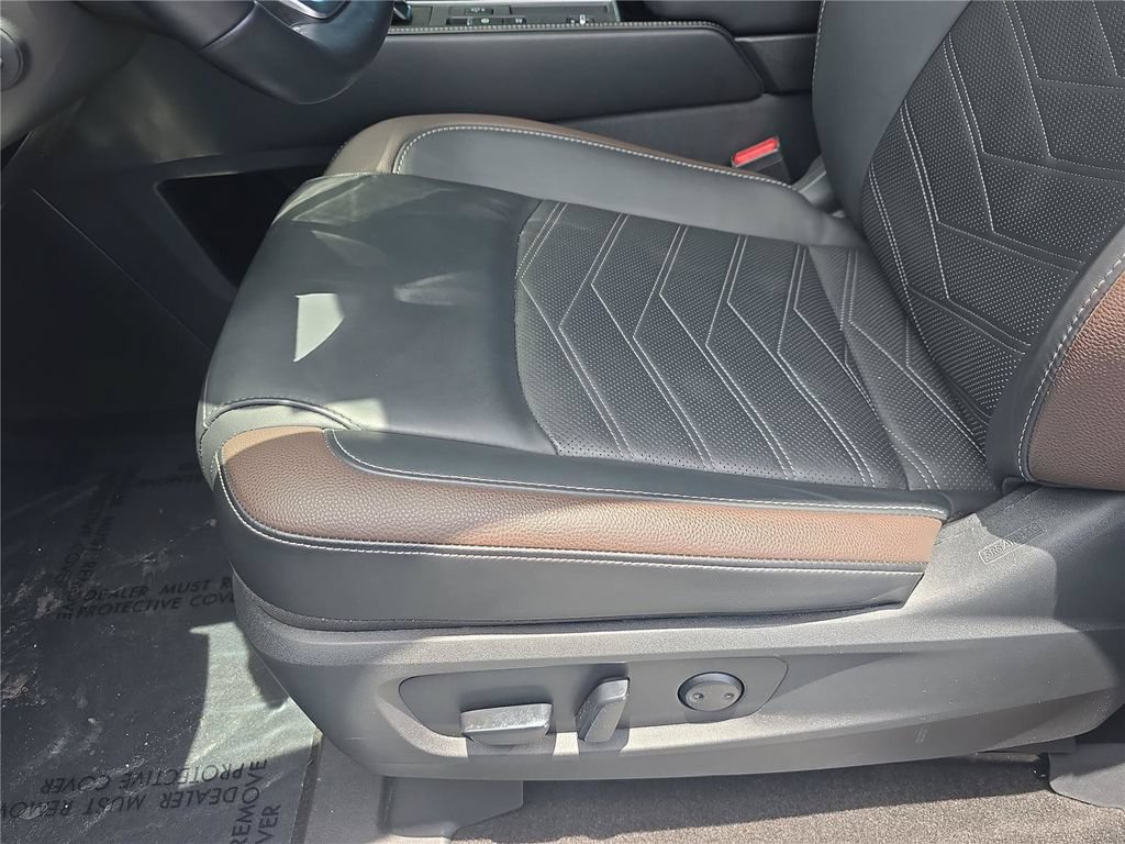 Used 2025 Nissan Pathfinder Platinum FWD image 17