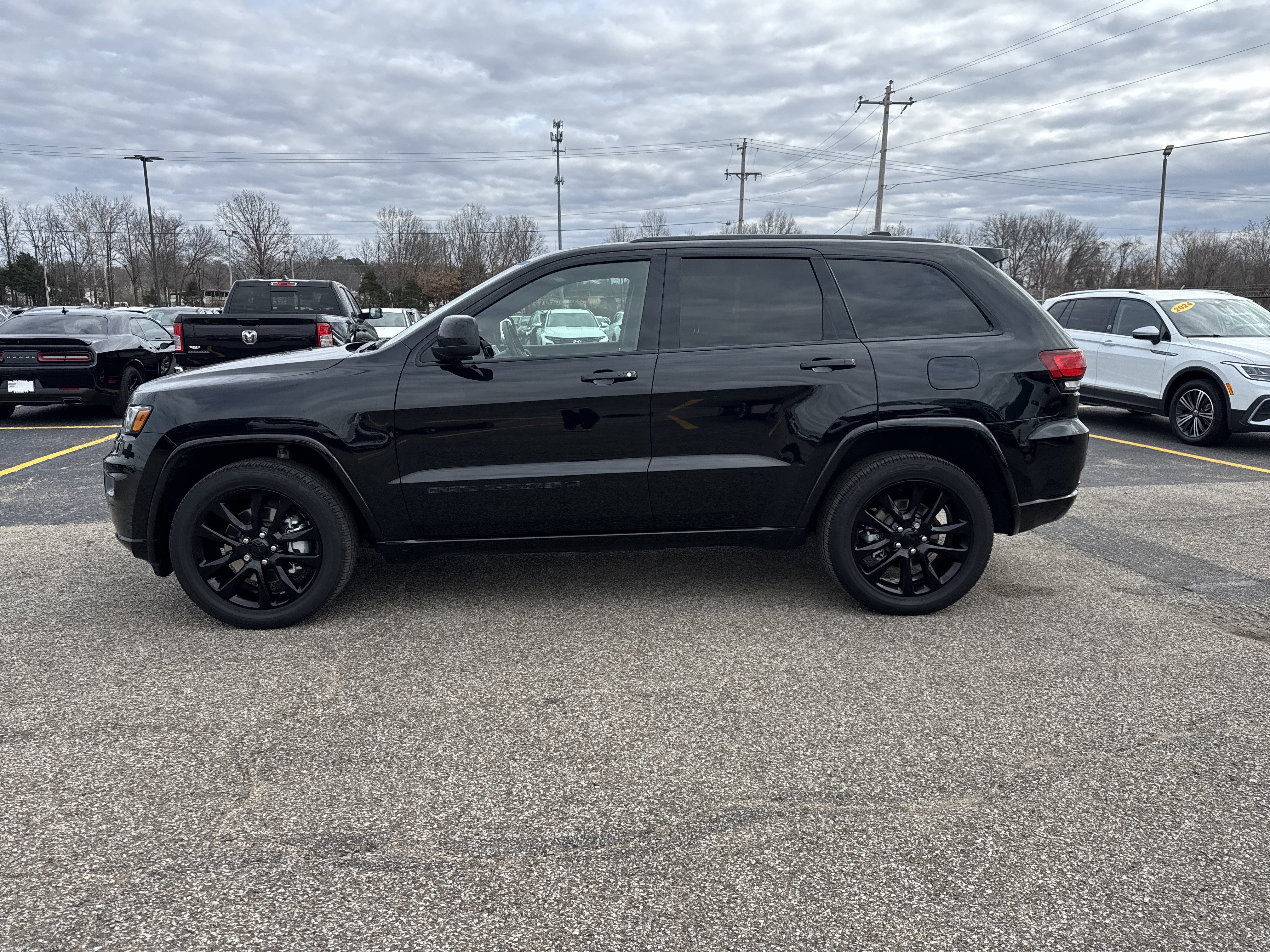 Used 2022 Jeep Grand Cherokee Laredo X image 2