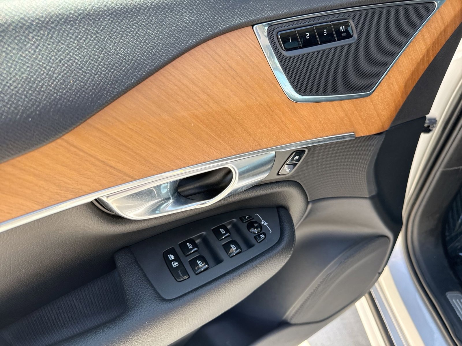 Certified 2021 Volvo XC90 T6 Momentum w/ Advanced Package AWD/4WD image 23