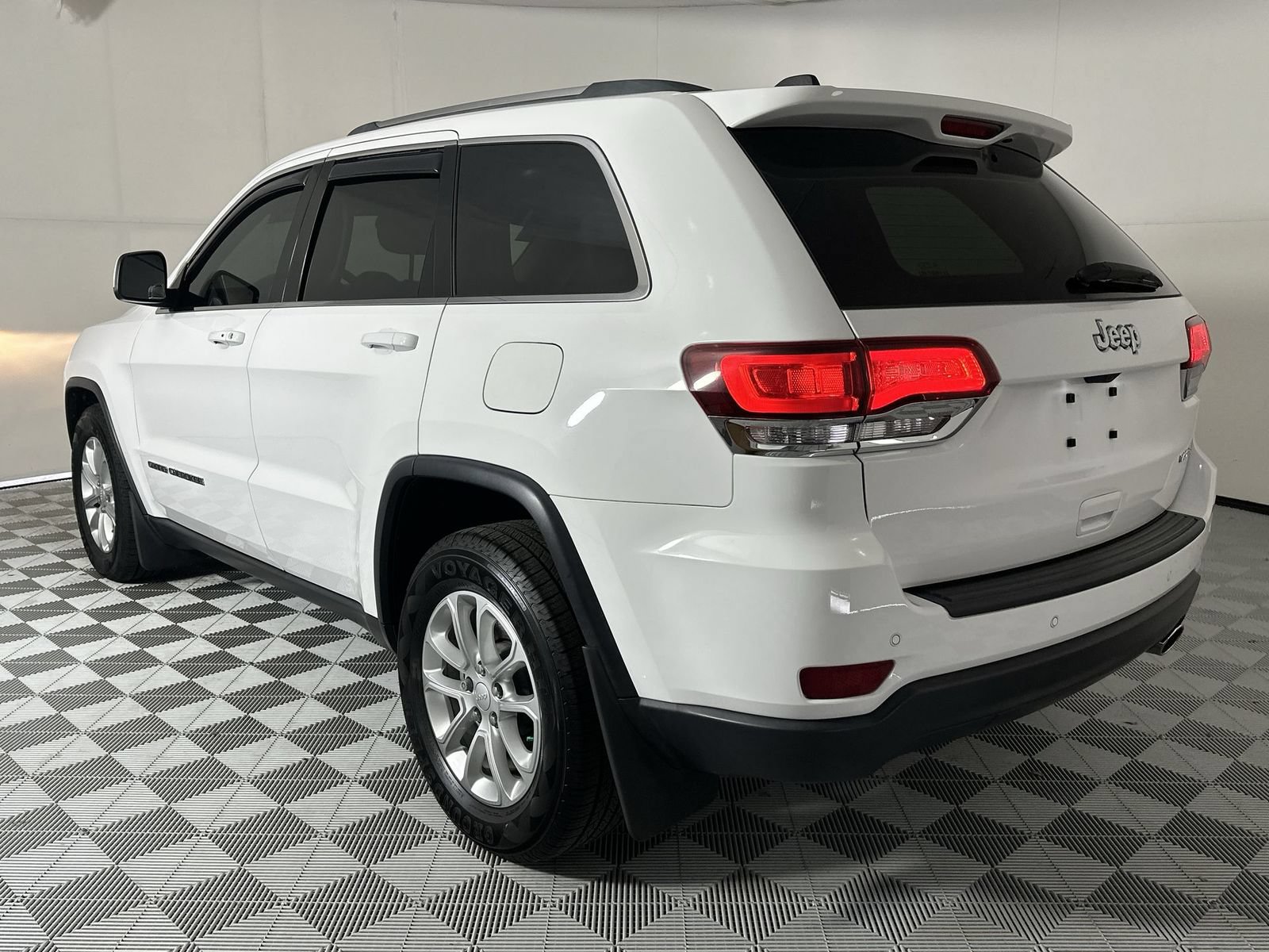 Used 2021 Jeep Grand Cherokee Laredo RWD image 6