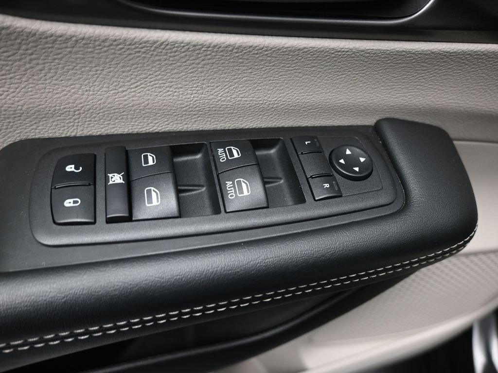 Used 2023 Chrysler Pacifica Touring-L FWD image 13