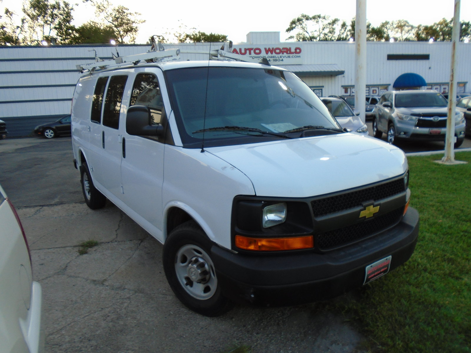 Used 2016 Chevrolet Express 2500 RWD image 2