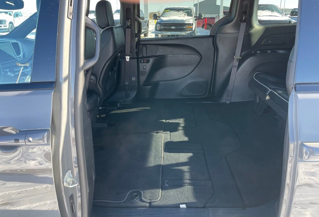 Used 2025 Chrysler Pacifica Limited image 54
