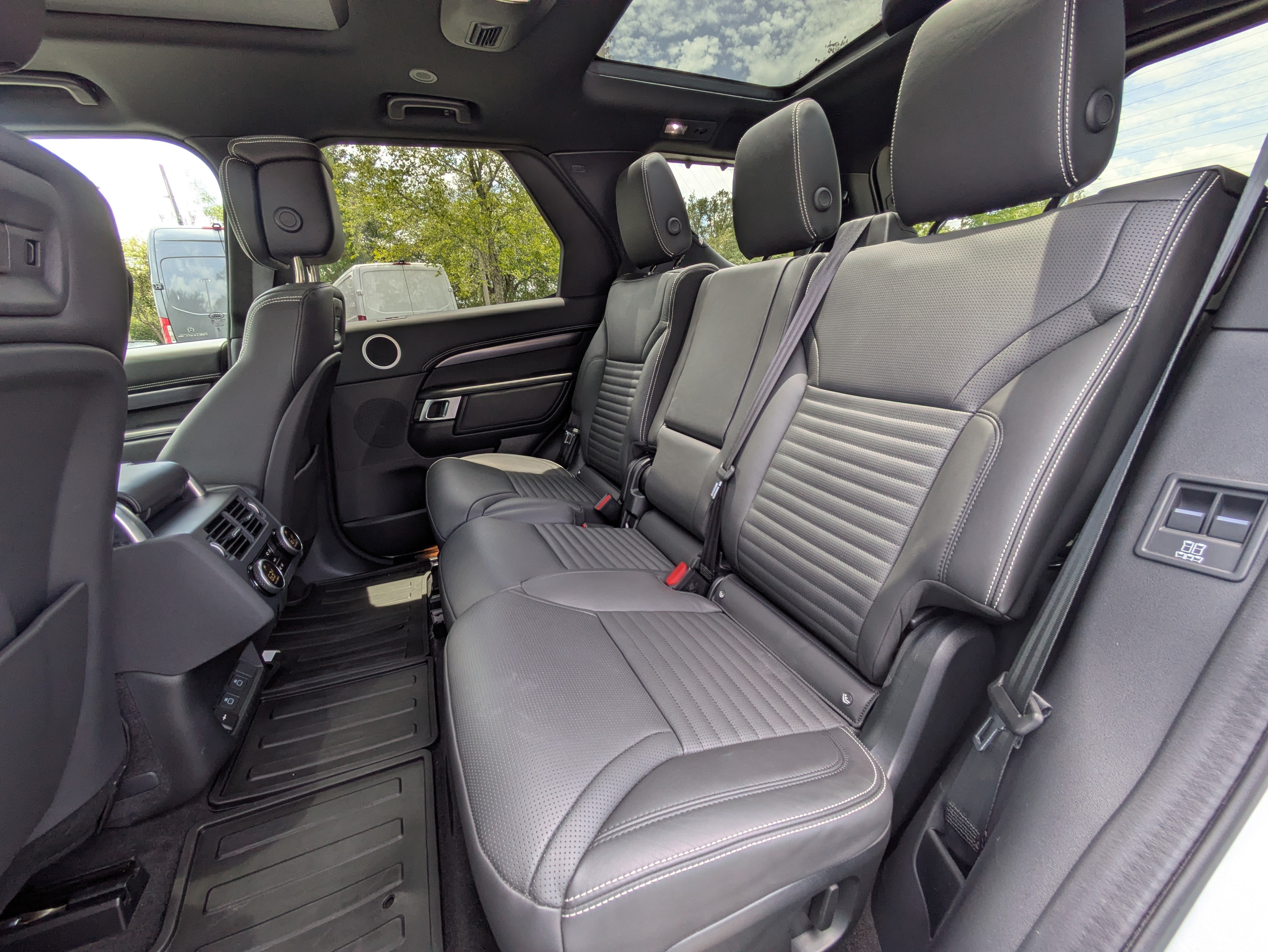 Used 2025 Land Rover Discovery Metropolitan Edition AWD/4WD image 14