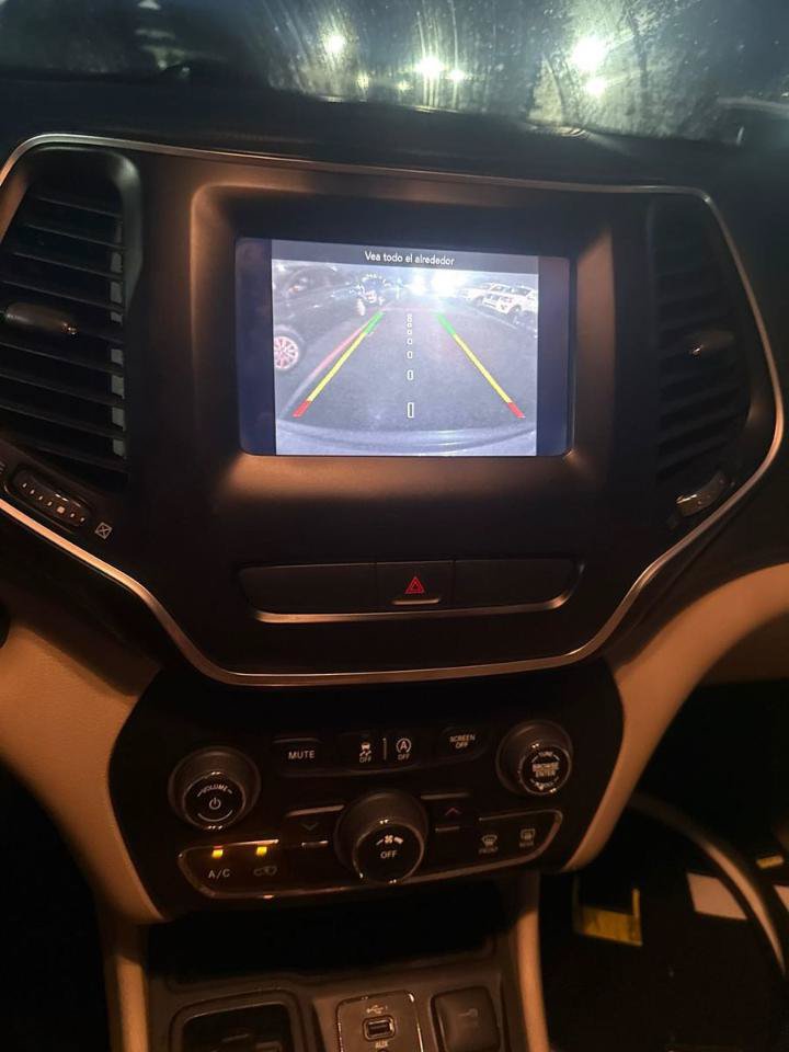 Used 2019 Jeep Cherokee Latitude w/ Popular Appearance Group FWD image 23