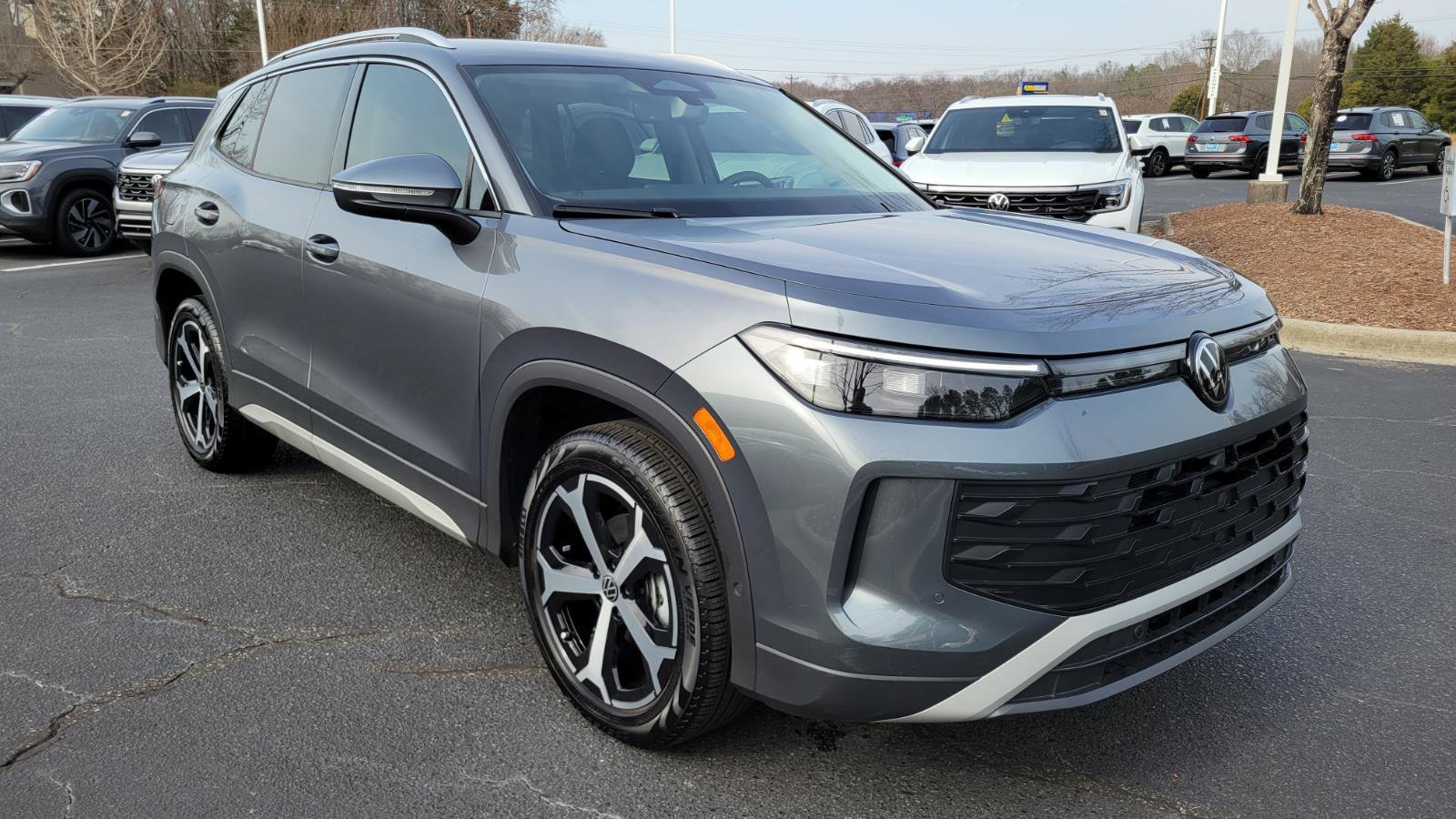 Used 2025 Volkswagen Tiguan SE image 7