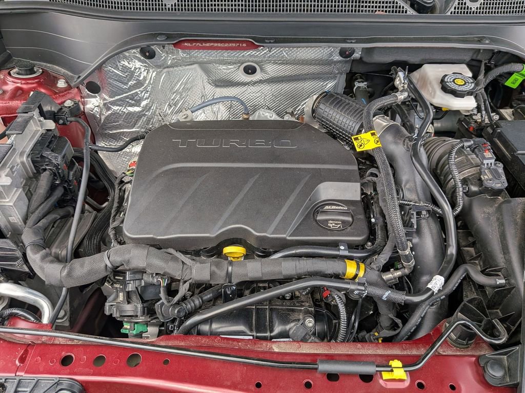 Used 2025 Chevrolet Trax LT w/ LT Convenience Package image 32