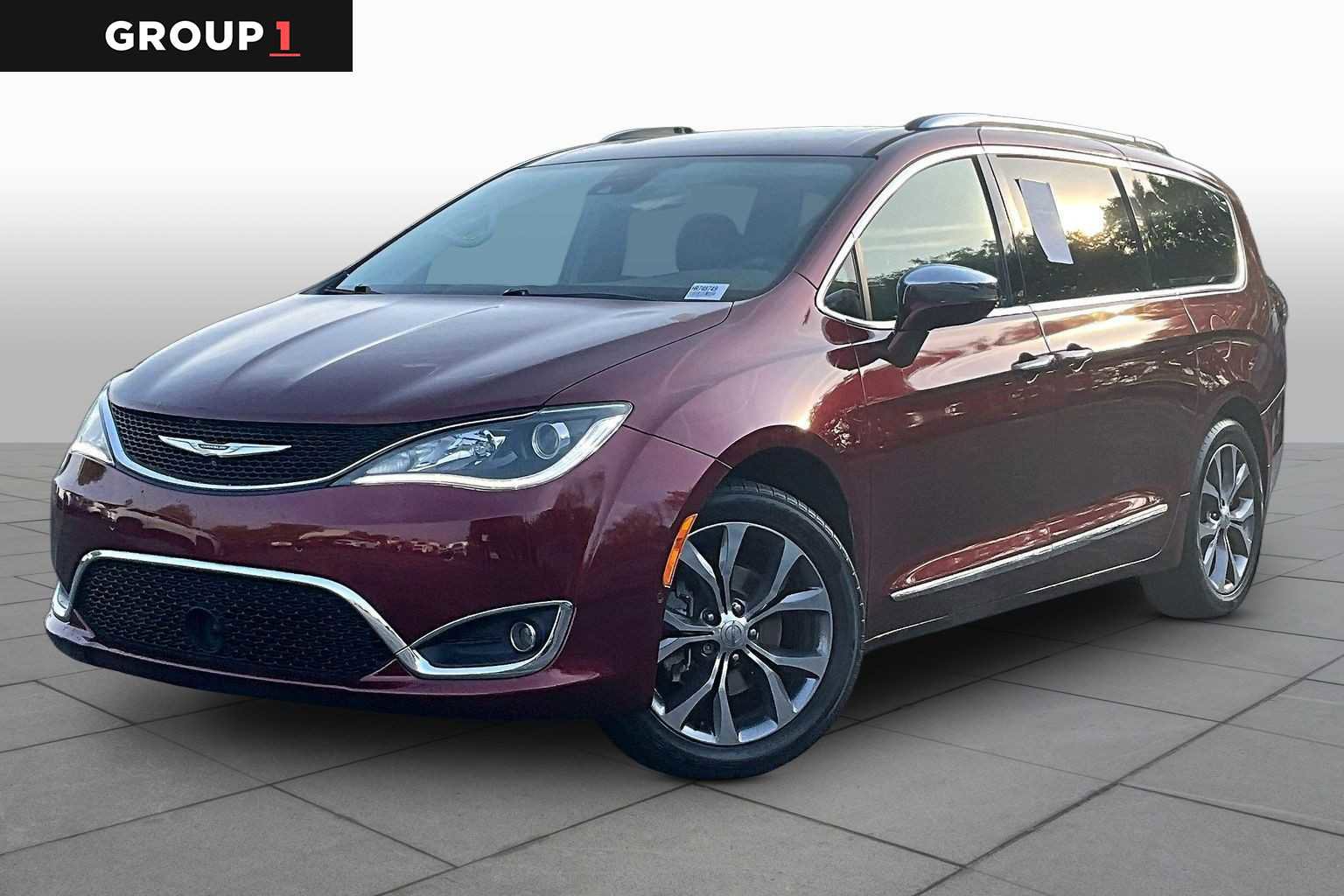 Used 2017 Chrysler Pacifica Limited FWD image 1