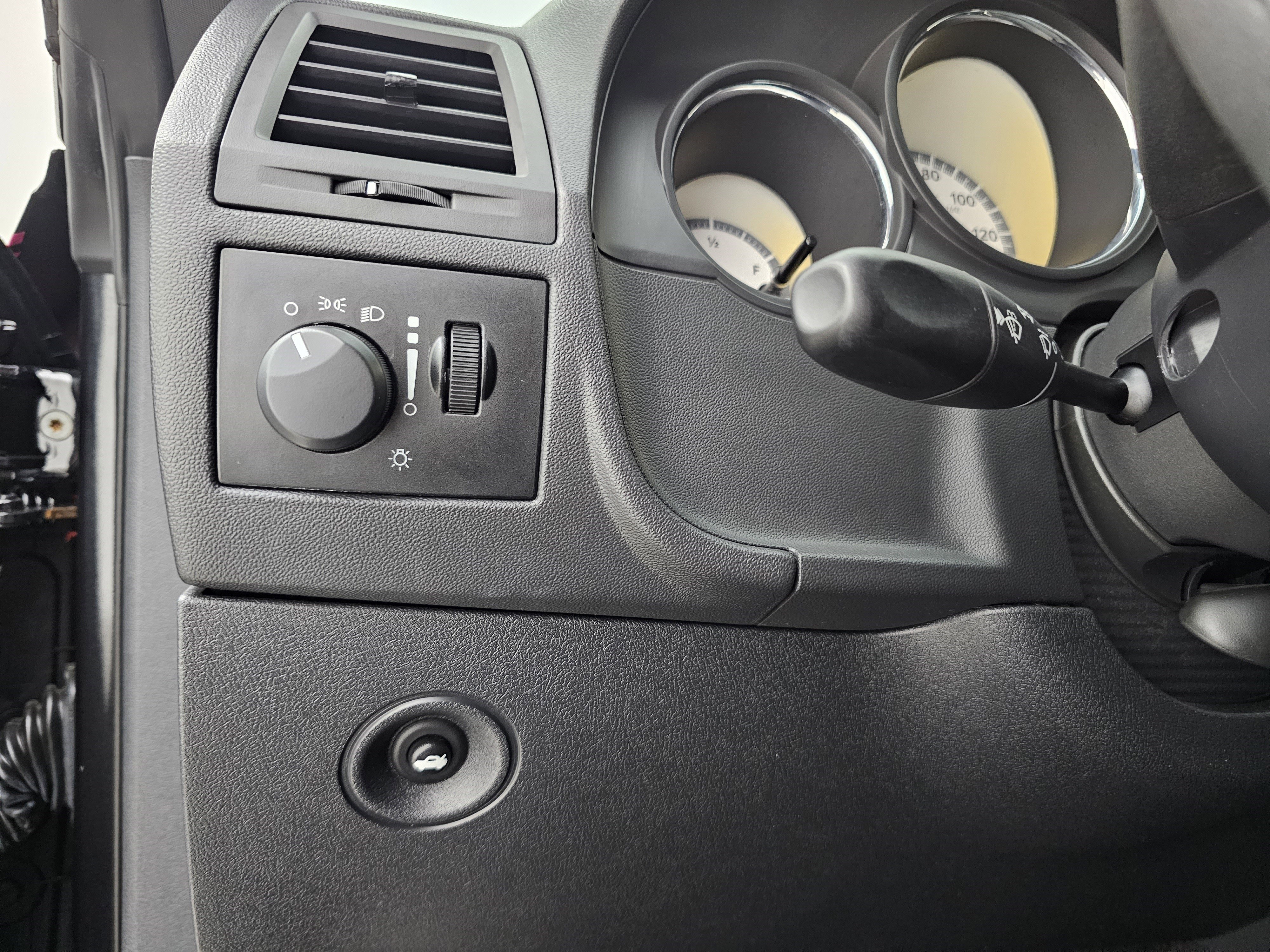 Used 2010 Dodge Challenger SE image 8