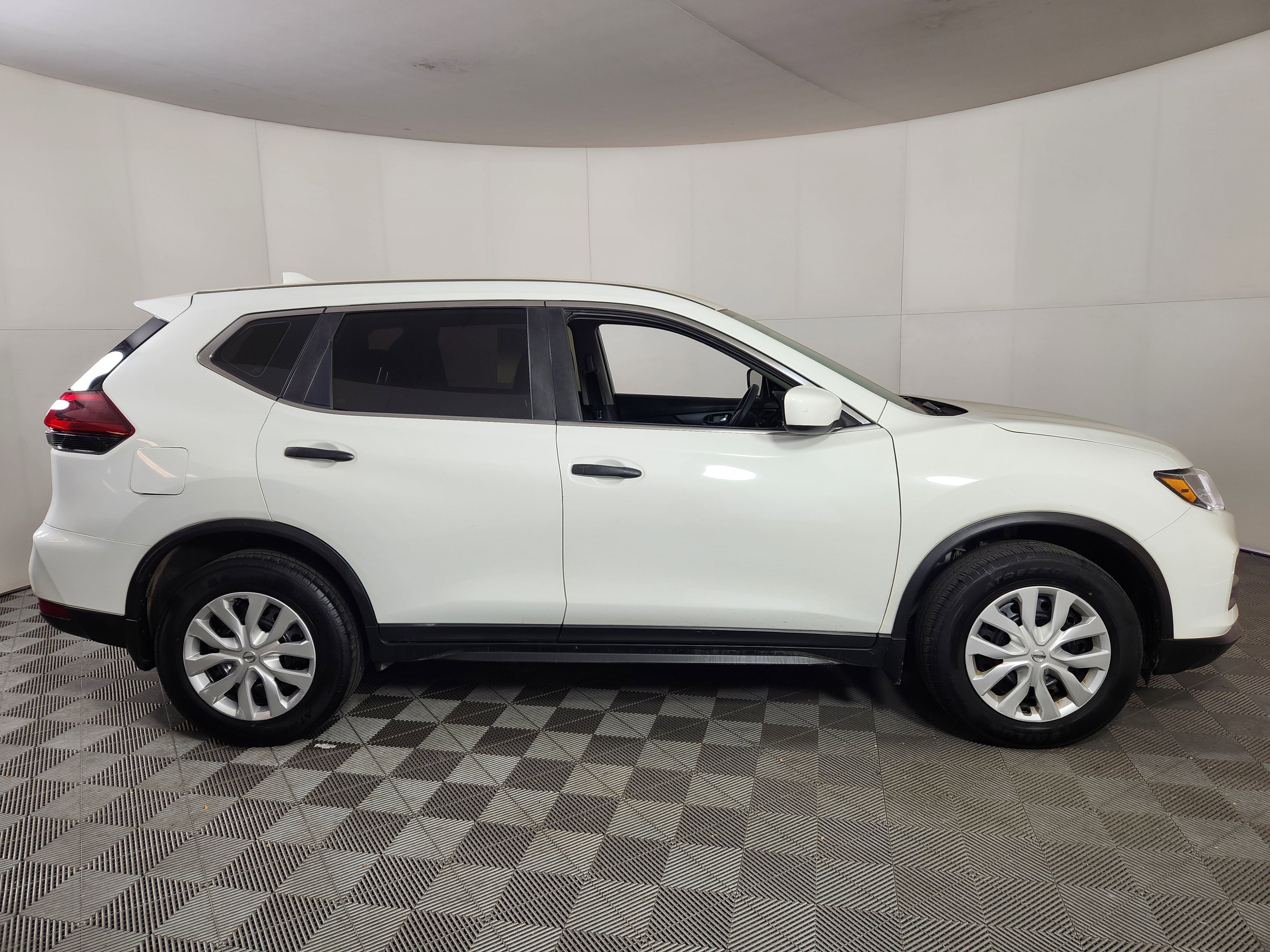 Used 2018 Nissan Rogue S image 8