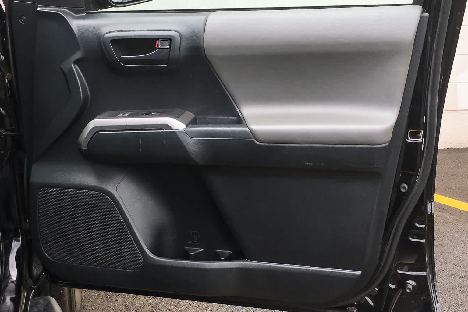 Used 2016 Toyota Tacoma SR5 RWD image 24