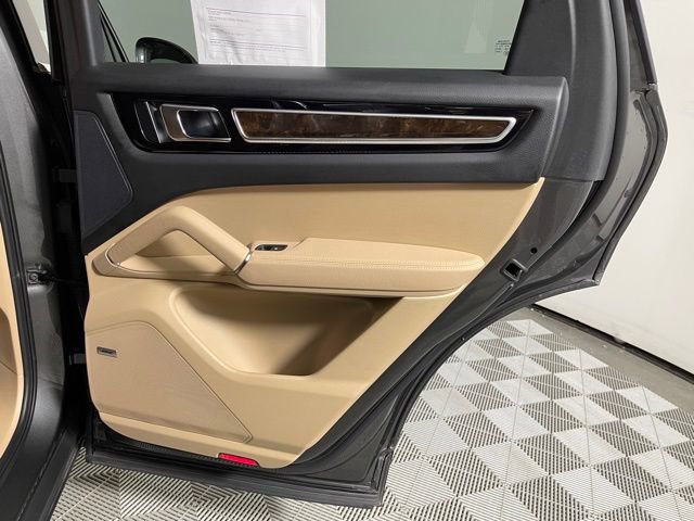 Used 2023 Porsche Cayenne w/ Premium Package image 23