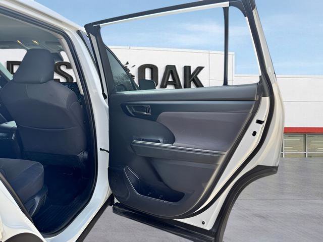 Used 2021 Toyota Highlander LE image 39