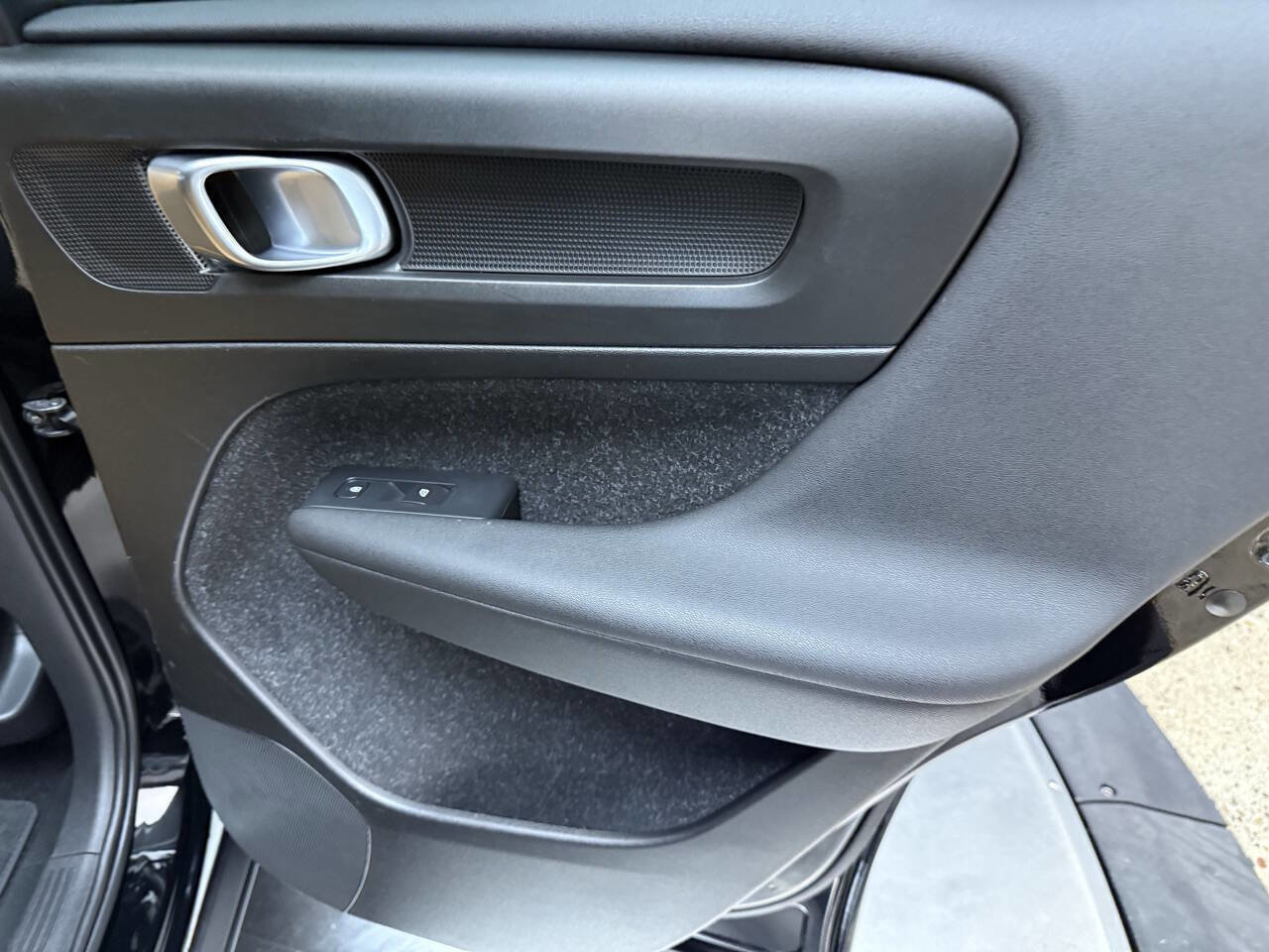 Used 2019 Volvo XC40 T5 Momentum image 22